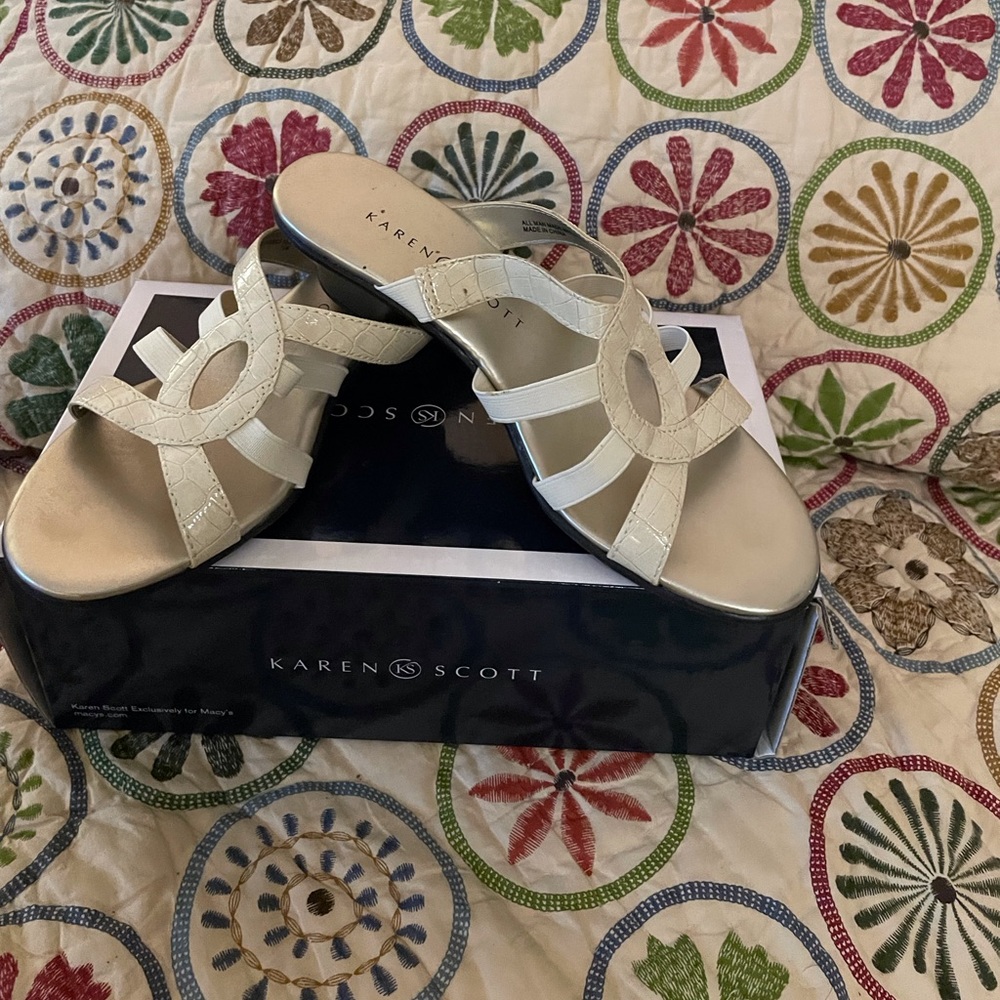 Karen Scott Bone Crocodile Slip On Sandals Size 7.5 M